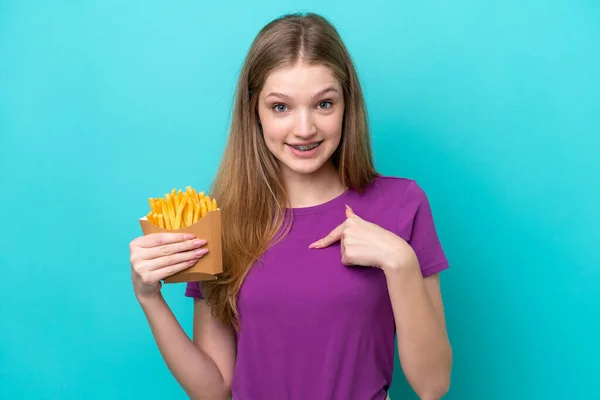 Tini Orosz Lány Fogás Francia Sült Krumpli Elszigetelt Kék Háttér — Stock Fotó