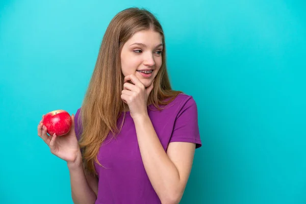 Tiener Meisje Met Rijpe Appel Blauwe Achtergrond — Stockfoto