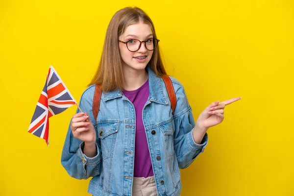 Teenager Rusky Dívka Drží Vlajku Spojeného Království Izolované Žlutém Pozadí — Stock fotografie