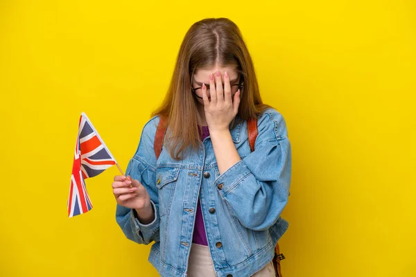 Teenager Rusky Dívka Drží Vlajku Spojeného Království Izolované Žlutém Pozadí — Stock fotografie