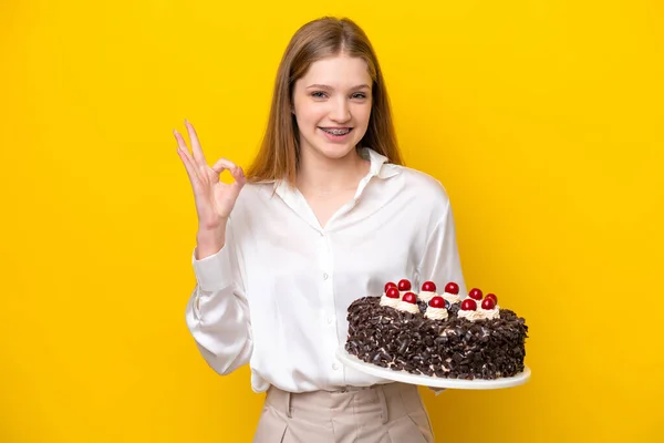 Adolescente Rusa Chica Sosteniendo Pastel Cumpleaños Aislado Sobre Fondo Amarillo —  Fotos de Stock