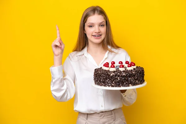 Adolescente Russo Menina Segurando Bolo Aniversário Isolado Fundo Amarelo Mostrando — Fotografia de Stock