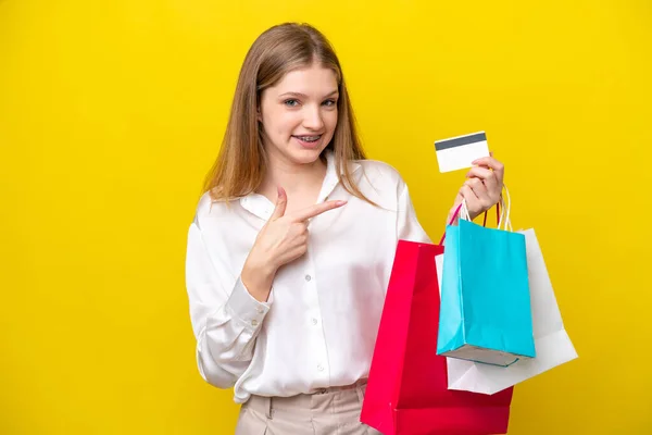 Tiener Russisch Meisje Geïsoleerd Gele Achtergrond Holding Shopping Tassen Een — Stockfoto