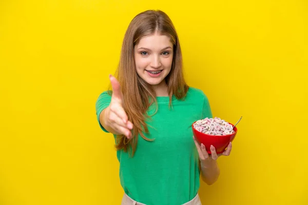 Adolescente Chica Rusa Sosteniendo Tazón Cereales Aislados Sobre Fondo Amarillo —  Fotos de Stock