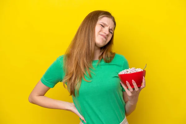 Adolescente Chica Rusa Sosteniendo Tazón Cereales Aislado Sobre Fondo Amarillo —  Fotos de Stock