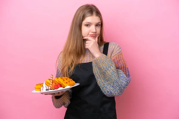 Adolescente Rusa Chica Sosteniendo Waffles Aislado Rosa Pensamiento Fondo —  Fotos de Stock