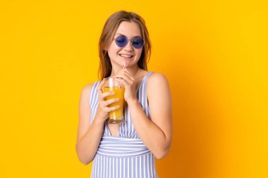 Mayolu ve elinde kokteyl tutan Ukraynalı genç bir kız.