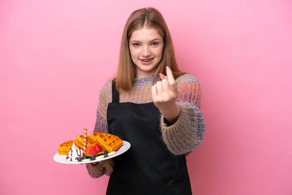 Teenager Russian Girl Holding Waffles Isolated Pink Background Doing Coming — Stock Photo, Image