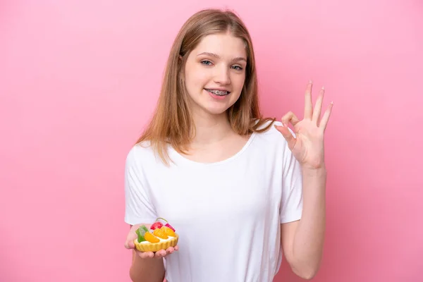 Tonåring Ryska Flicka Som Håller Tartlet Isolerad Rosa Bakgrund Visar — Stockfoto