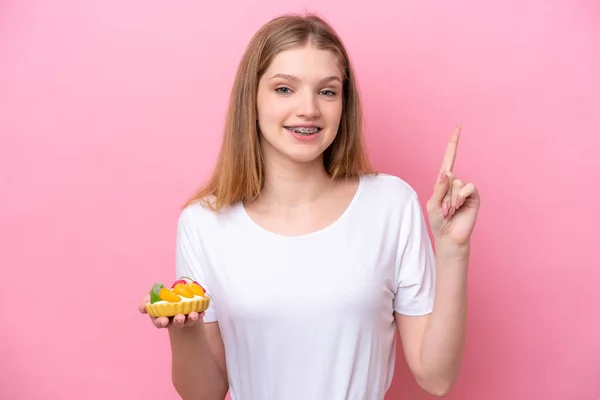 Adolescente Chica Rusa Sosteniendo Una Tartaleta Aislada Sobre Fondo Rosa — Foto de Stock