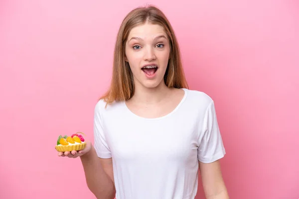 Adolescente Chica Rusa Sosteniendo Una Tartaleta Aislada Sobre Fondo Rosa —  Fotos de Stock