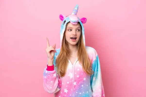 Tiener Russisch Meisje Met Eenhoorn Pyjama Geïsoleerd Roze Achtergrond Van — Stockfoto