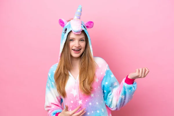 Adolescente Ragazza Russa Con Pigiama Unicorno Isolato Sfondo Rosa Facendo — Foto Stock