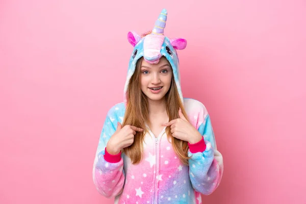 Tiener Russisch Meisje Met Eenhoorn Pyjama Geïsoleerd Roze Achtergrond Met — Stockfoto