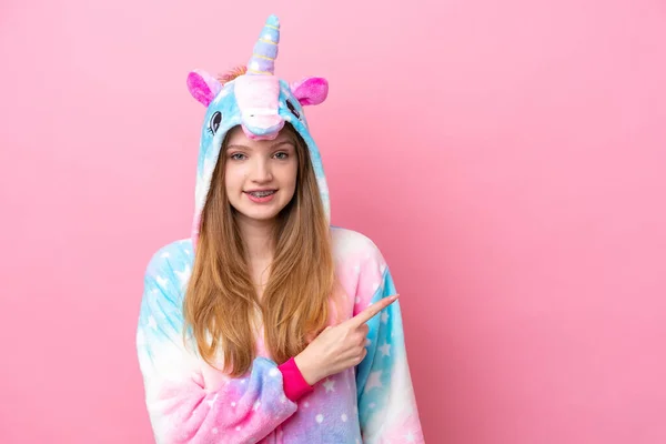 Adolescente Chica Rusa Con Pijama Unicornio Aislado Sobre Fondo Rosa — Foto de Stock