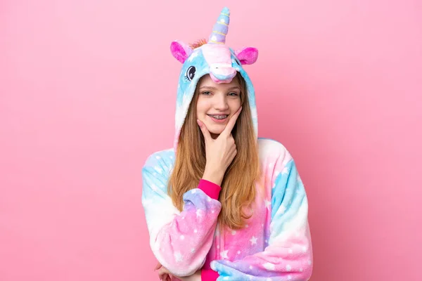 Tiener Russisch Meisje Met Eenhoorn Pyjama Geïsoleerd Roze Achtergrond Glimlachen — Stockfoto