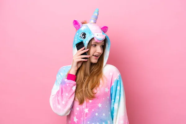Tiener Russisch Meisje Met Eenhoorn Pyjama Geïsoleerd Roze Achtergrond Houden — Stockfoto