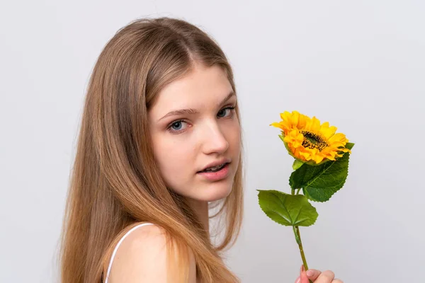 Teenager Russische Mädchen Isoliert Auf Weißem Hintergrund Hält Eine Sonnenblume — Stockfoto