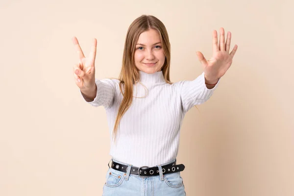 Teenager Ukrajinská Dívka Izolované Béžové Pozadí Počítání Osm Prsty — Stock fotografie