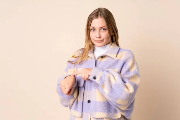 Nastolatek Ukraiński Dziewczyna Odizolowany Beżowy Tło Gest Będąc Późno — Zdjęcie stockowe