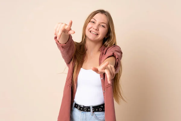 Teenager Ukrajinská Dívka Izolované Béžové Pozadí Ukazuje Dopředu Veselým Výrazem — Stock fotografie