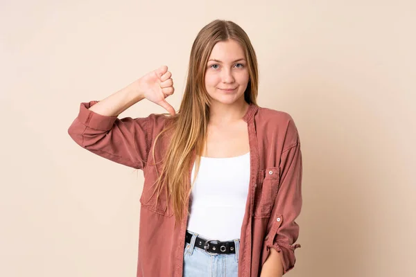 Teenager Ukrainische Mädchen Isoliert Auf Beigem Hintergrund Zeigt Daumen Nach — Stockfoto