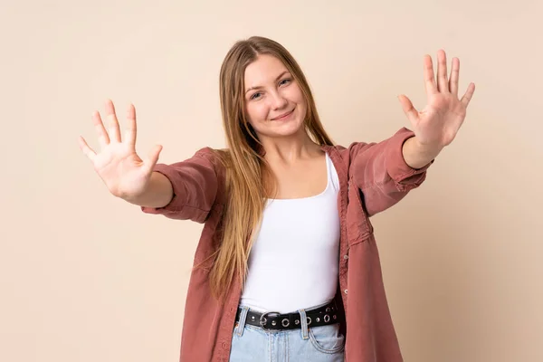 Teenager Ukrainische Mädchen Isoliert Auf Beigem Hintergrund Zählen Zehn Mit — Stockfoto