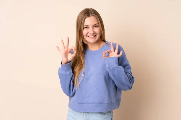Tiener Oekraïense Meisje Geïsoleerd Beige Achtergrond Tonen Teken Met Twee — Stockfoto