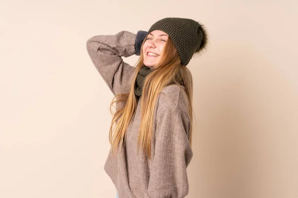 Adolescente Ucraniana Com Chapéu Inverno Isolado Fundo Bege Rindo — Fotografia de Stock