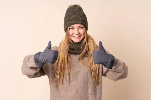 Έφηβη Ουκρανή Χειμερινό Καπέλο Που Απομονώνεται Μπεζ Φόντο Κάνοντας Μια — Φωτογραφία Αρχείου
