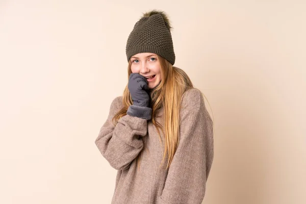 Teenager Ukrajinský Dívka Zimní Klobouk Izolované Béžové Pozadí Nervózní Vystrašený — Stock fotografie