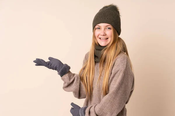 Menina Ucraniana Adolescente Com Chapéu Inverno Isolado Fundo Bege Estendendo — Fotografia de Stock