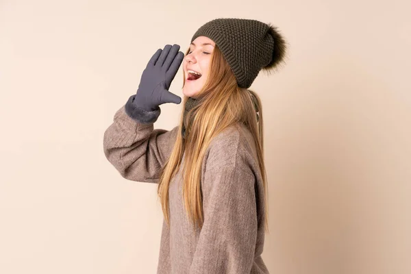 Tonåring Ukrainska Flicka Med Vinter Hatt Isolerad Beige Bakgrund Skrika — Stockfoto