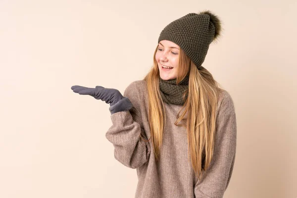 Teenager Ukrainische Mädchen Mit Wintermütze Isoliert Auf Beigem Hintergrund Hält — Stockfoto