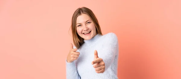 Adolescente Ucraniana Menina Isolada Fundo Rosa Apontando Para Frente Sorrindo — Fotografia de Stock