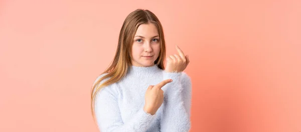 Tonåring Ukrainska Flicka Isolerad Rosa Bakgrund Gör Gesten Att Vara — Stockfoto