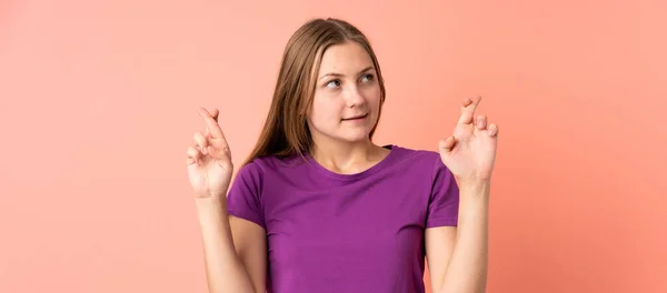 Tiener Oekraïense Meisje Geïsoleerd Roze Achtergrond Met Vingers Kruisen Wensen — Stockfoto