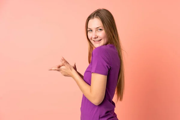 Adolescente Ucraniano Chica Aislado Rosa Fondo Aplaudiendo — Foto de Stock