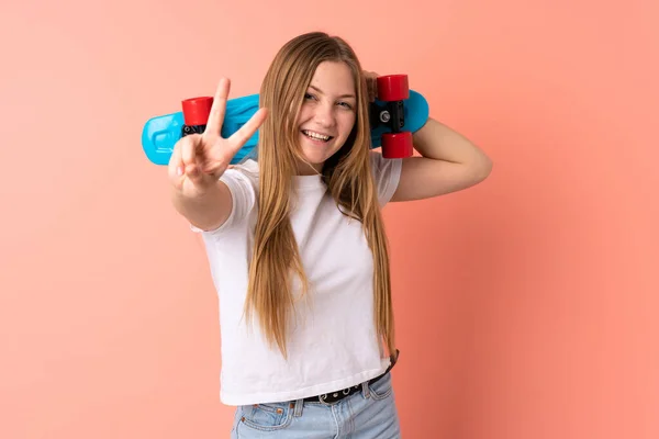 Teenager Ukrajinský Bruslař Dívka Izolované Růžovém Pozadí Brusle Dělat Vítězství — Stock fotografie