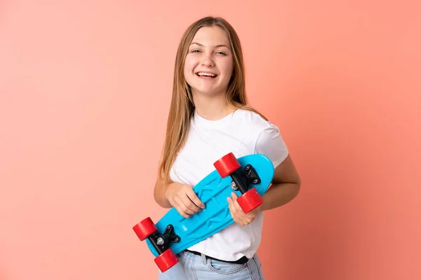 Ragazza Skater Ucraina Adolescente Isolato Sfondo Rosa Con Pattino Con — Foto Stock