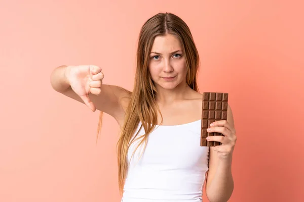 Teenager Ukrajinská Dívka Izolované Růžovém Pozadí Čokoládovou Tabletu Dělat Špatný — Stock fotografie