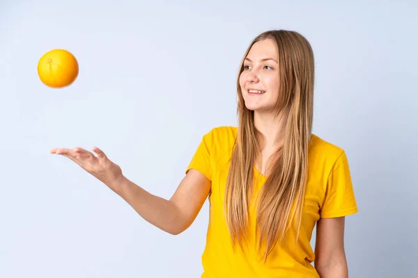 Tini Ukrán Lány Elszigetelt Kék Háttér Gazdaság Egy Narancs — Stock Fotó