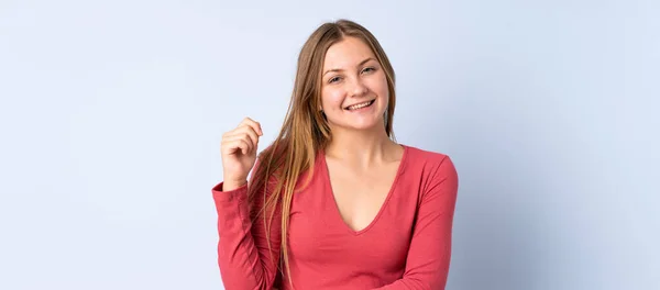 우크라이나 소녀가 배경에서 웃으며 외따로 떨어져 — 스톡 사진