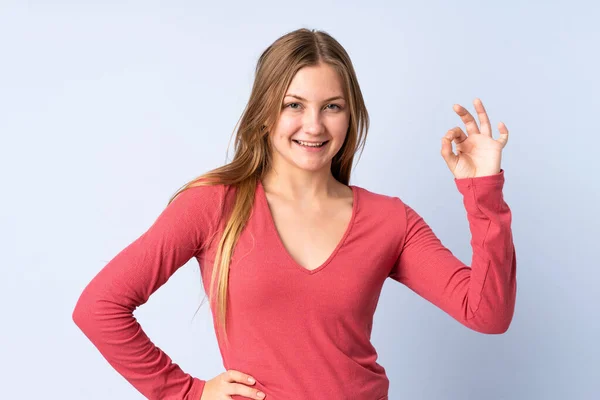 Подросток Украинская Девушка Изолированы Синем Фоне Показывая Знак Пальцами — стоковое фото