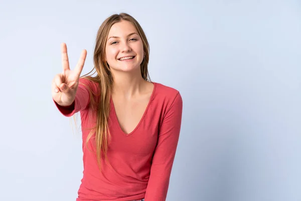 Adolescente Ucraniana Chica Aislada Sobre Fondo Azul Sonriendo Mostrando Signo — Foto de Stock