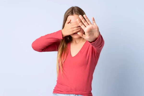 Teenager Ukrajinské Dívka Izolované Modrém Pozadí Dělat Stop Gesto Zakrývání — Stock fotografie