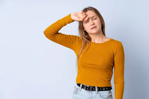 Adolescente Ucraniana Chica Aislada Fondo Azul Con Expresión Cansada Enferma — Foto de Stock