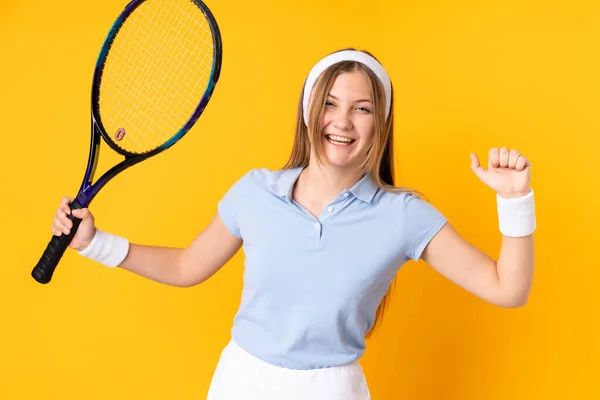 Adolescente Ragazza Ucraina Tennista Isolato Sfondo Giallo Giocare Tennis Orgoglioso — Foto Stock