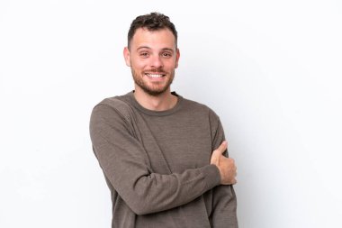 Genç Brezilyalı adam beyaz arka planda izole edilmiş gülüyor.