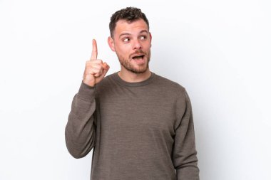 Beyaz arka planda izole edilmiş genç Brezilyalı bir adam parmak kaldırarak çözümü anlamaya çalışıyor.